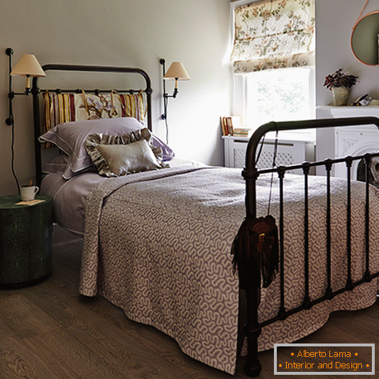 Dormitorio tradicional con apliques vintage