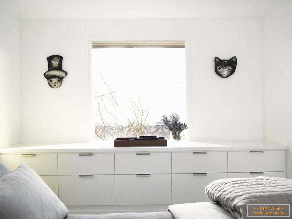 Interior de un pequeño y acogedor dormitorio в белом цвете