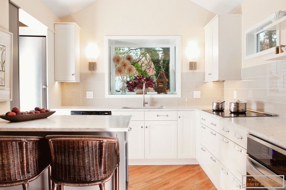Interior de una pequeña cocina ligera en color blanco
