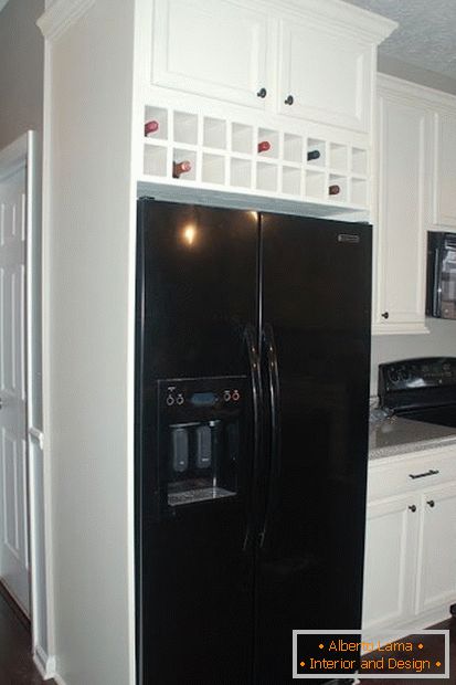 Refrigerador empotrado en la pequeña cocina