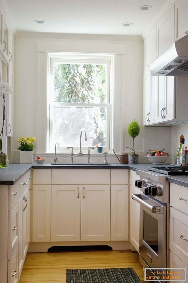 Interior de la cocina en color blanco