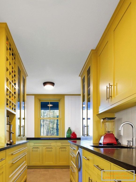 Cocina con muebles de color amarillo brillante