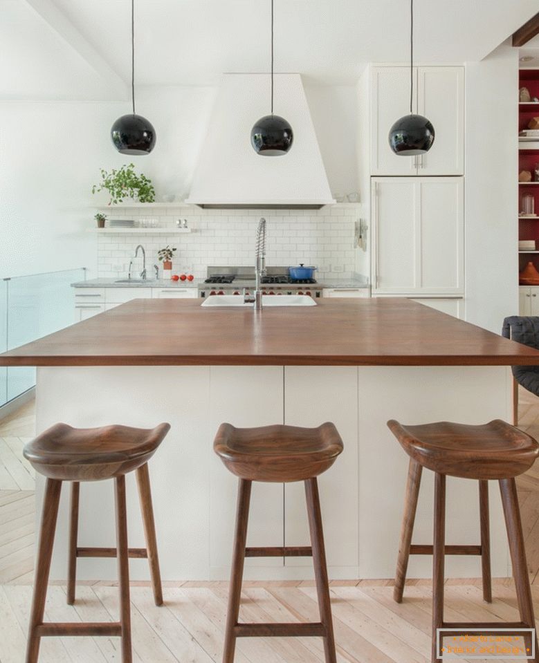 Elegante cocina blanca con taburetes