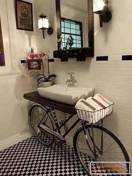Bicicleta en el interior del baño