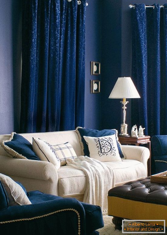 Azul profundo en el diseño de la sala de estar