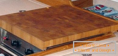 Mesa de madera en la estufa