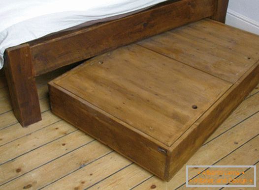 Caja de madera debajo de la cama