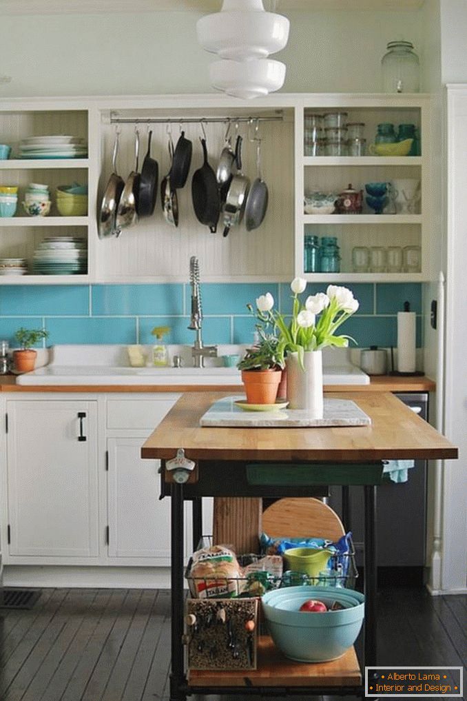Mesa hecha en casa como una isla en la cocina