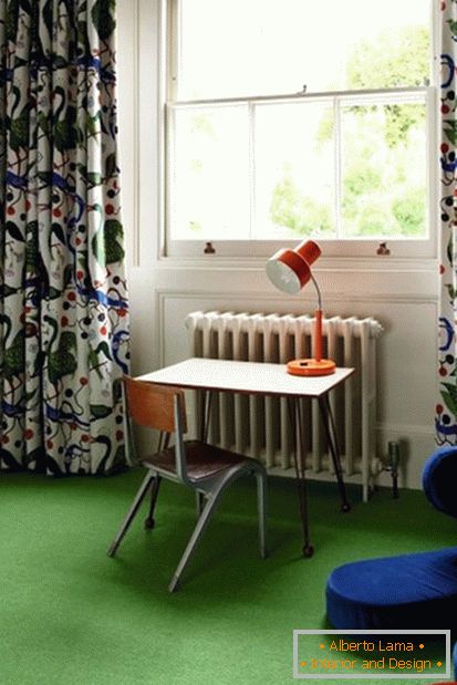 Colores brillantes y cortinas inusuales en la guardería para el niño