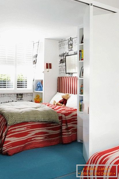 Una hermosa habitación infantil roja para un niño