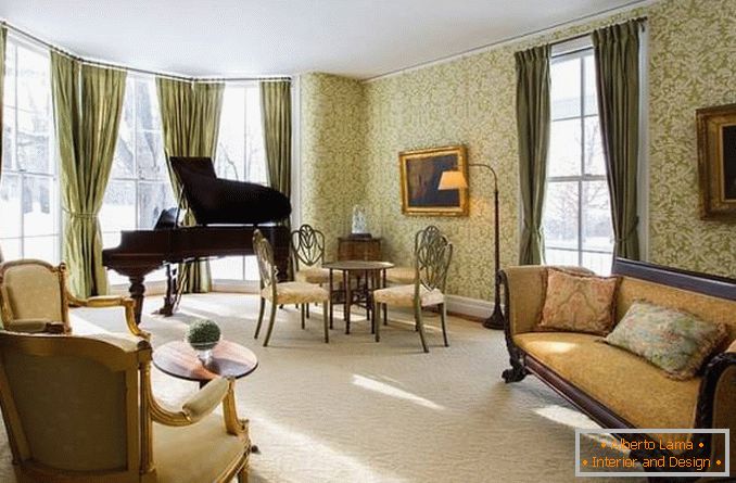 Cortinas verdes y papel tapiz en el diseño de la sala de estar