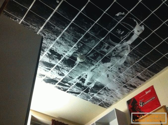 La imagen del cosmonauta en el techo