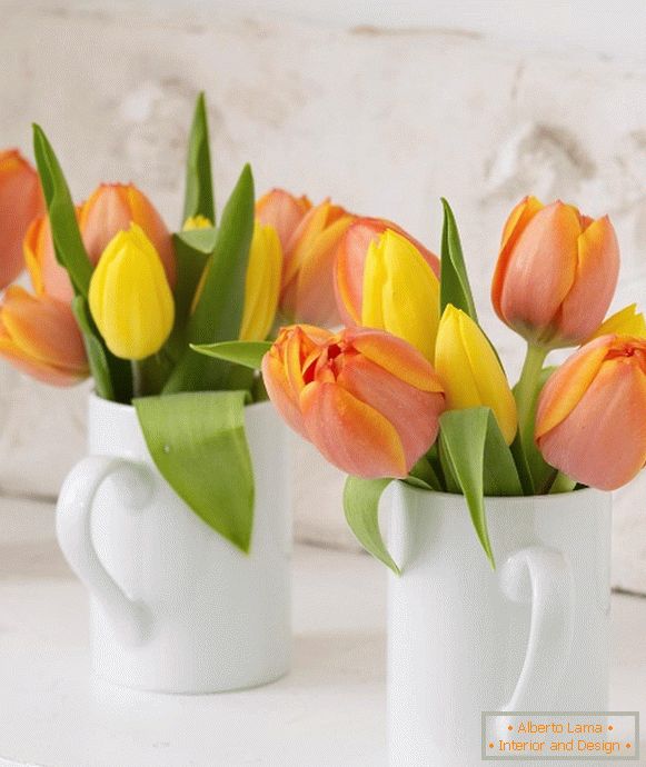 Tulipanes en tazas blancas