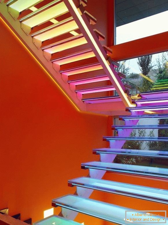 Escalera de arco iris con retroiluminación