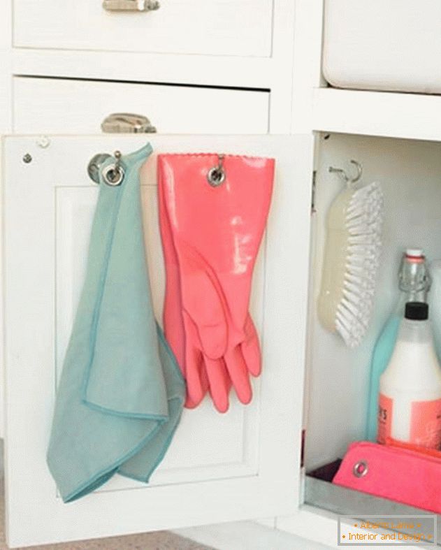 Pothold y guantes en el interior de la puerta del armario