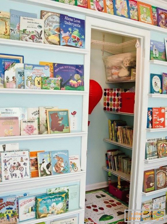 Libros en las paredes en el cuarto de niños