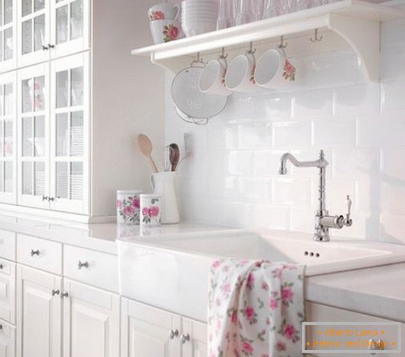 Interior blanco-rosado de la cocina en el estilo del shebbie-chic