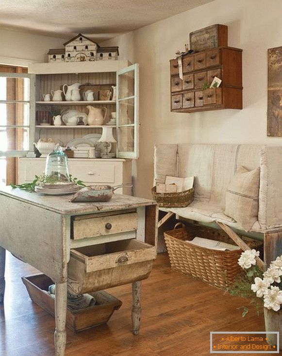 Hermoso banco en el interior de la cocina en el estilo del cheby-chic