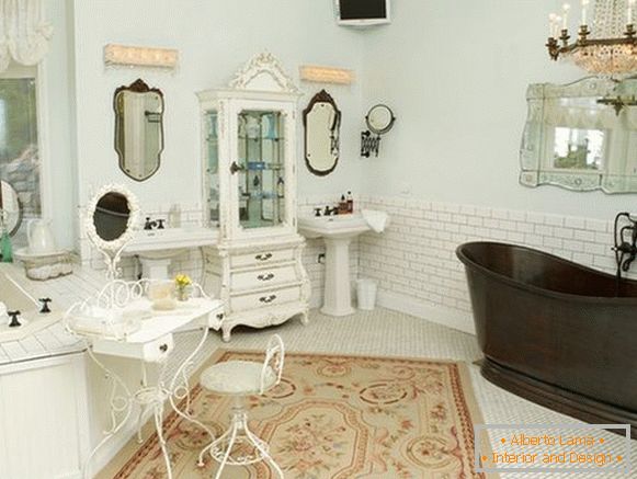Hermoso diseño de interiores del baño en el estilo de un cheby-chic