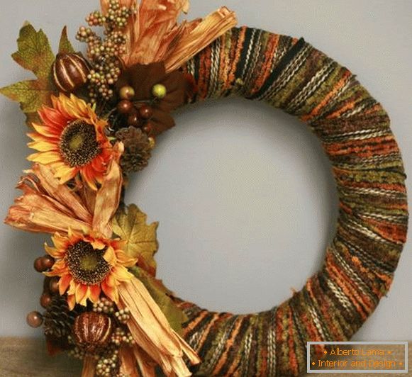 Cómo hacer una corona de otoño en la puerta de hilos, papel y otros materiales