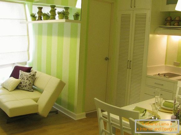 Interior de un pequeño apartamento en tonos verdes