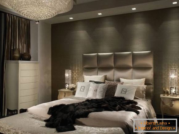 Araña clásica y lámparas integradas en el diseño del dormitorio