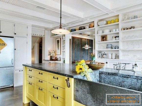 Diseño de cocina con gabinetes altos e isla amarilla