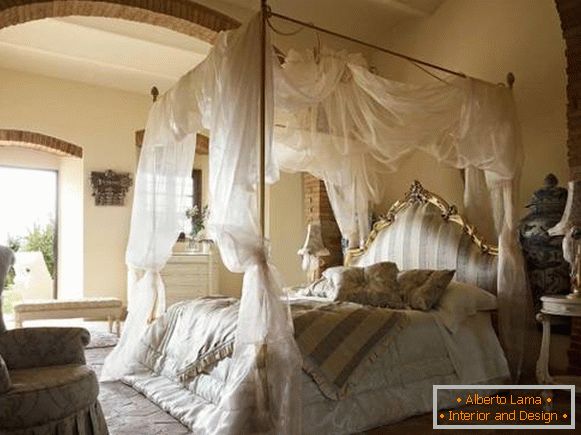 Hermosa habitación romántica con cama con dosel