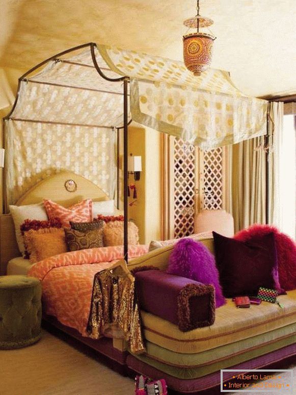 Dormitorio en estilo ecléctico con dosel