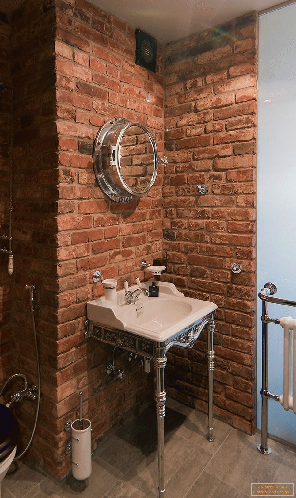 Lavabo del baño en el estilo loft