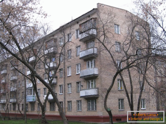 La apariencia de un edificio de apartamentos de cinco pisos