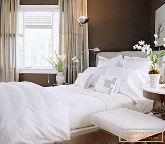 Dormitorio neutral con detalles en blanco