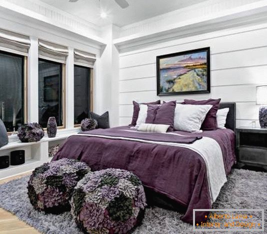 Dormitorio blanco y negro con detalles en violeta