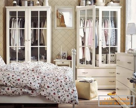 Exquisitos muebles de dormitorio blanco (armarios y cómoda)