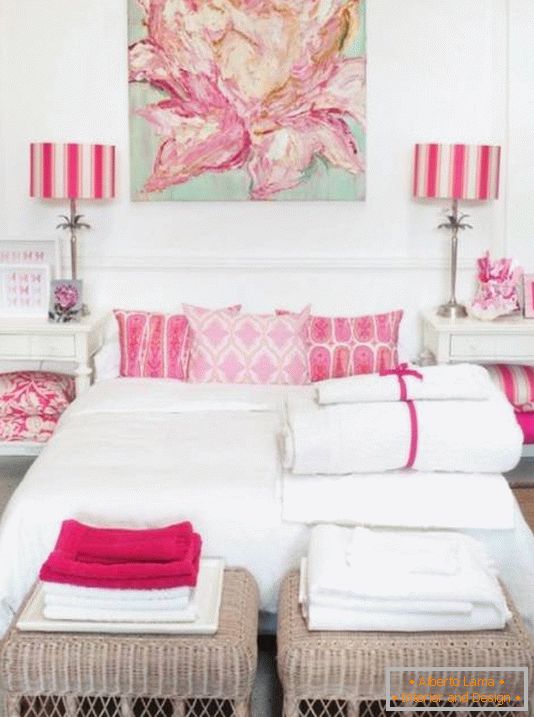 Dormitorio blanco con detalles en color rosa