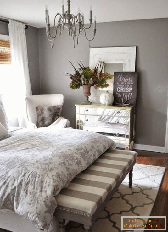 Elegante dormitorio con una cómoda hermosamente diseñada