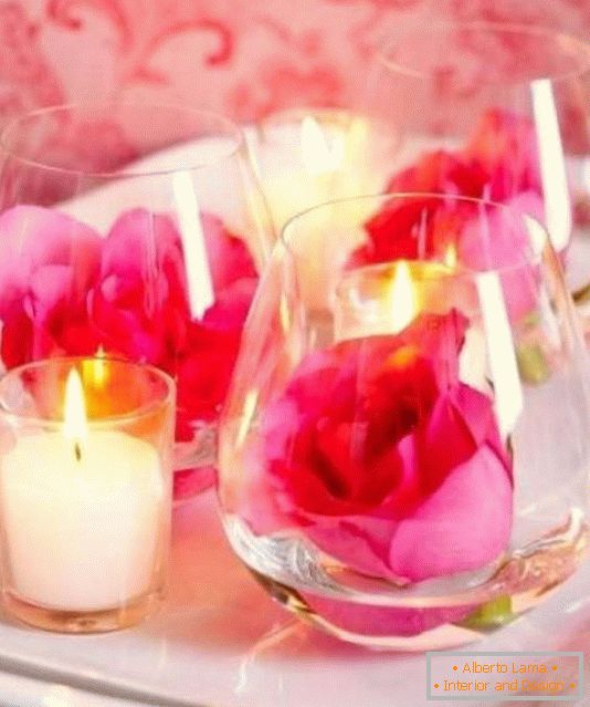 Flores y velas como decoración de mesa para el día de San Valentín