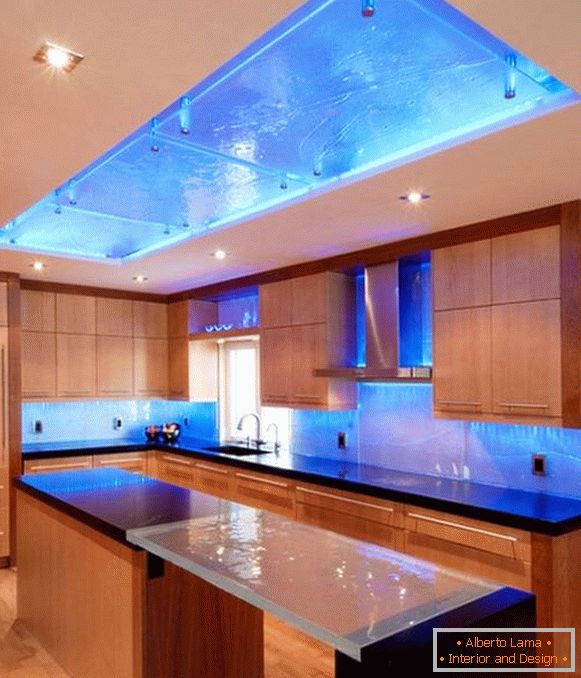 Diseño de cocina con luz de fondo azul