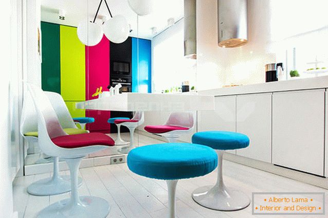 Muebles coloridos variados en una cocina blanca