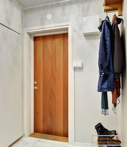Un hall de entrada de un pequeño apartamento en Suecia