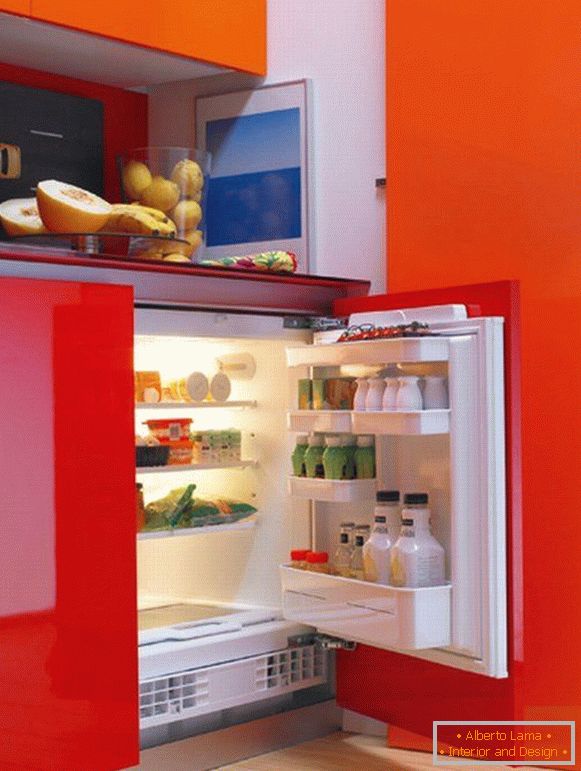 Refrigerador en la pequeña cocina
