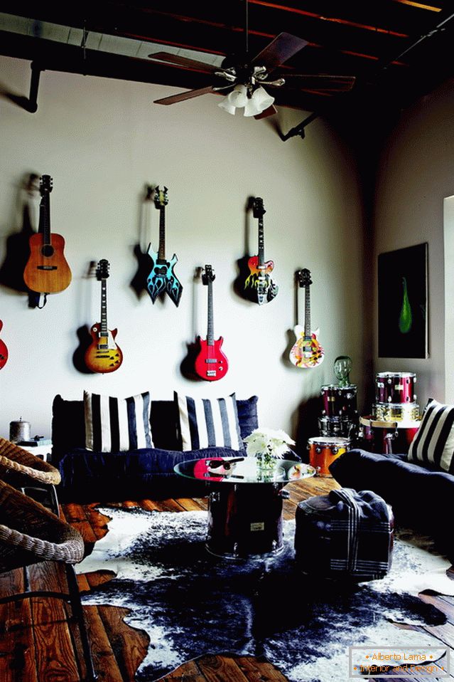 Guitarras en la pared en la sala de estar