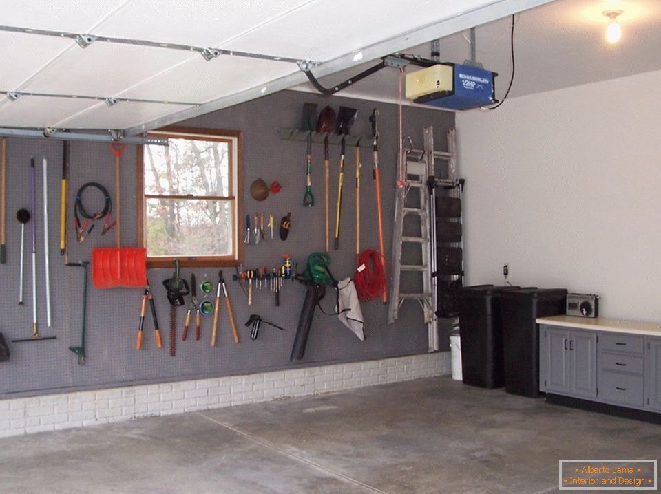 Sistema de almacenamiento montado en la pared en el garaje