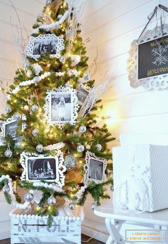 Decoración de un árbol de Navidad con marcos de fotos