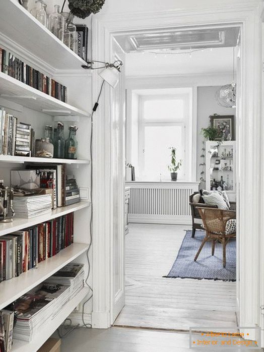 Un pequeño pasillo con una biblioteca en estilo escandinavo