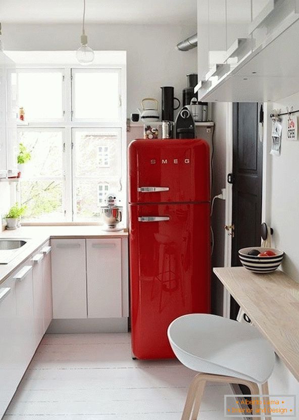 Refrigerador brillante en la cocina blanca