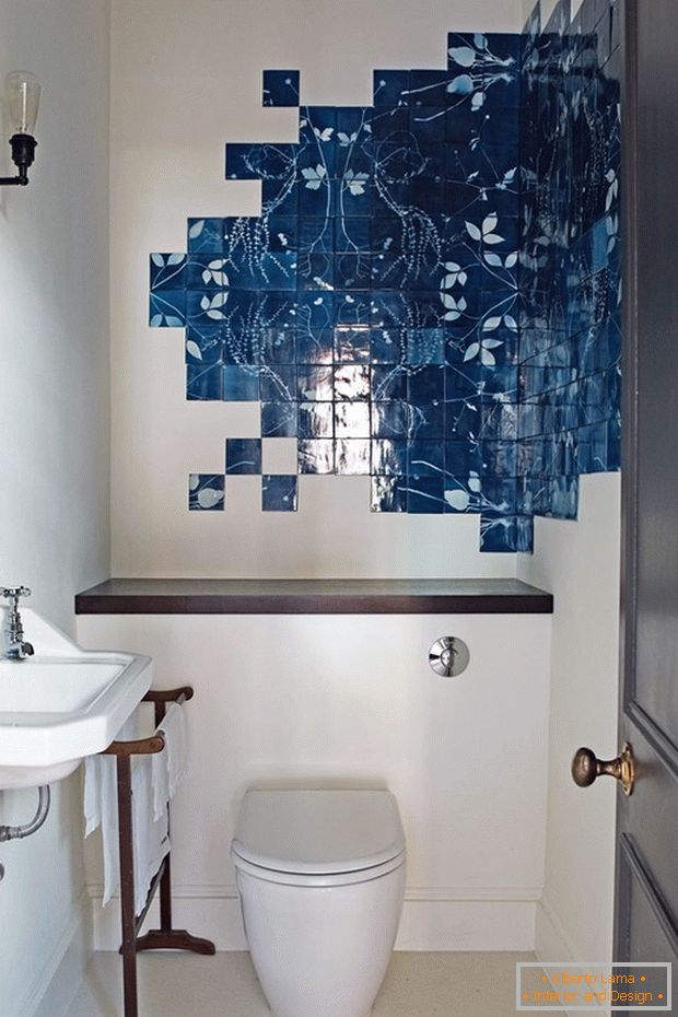 Collage de azulejos de cerámica en el baño