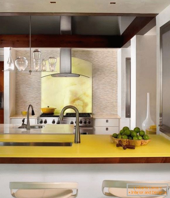 Color amarillo pálido en el interior de la cocina de una casa privada