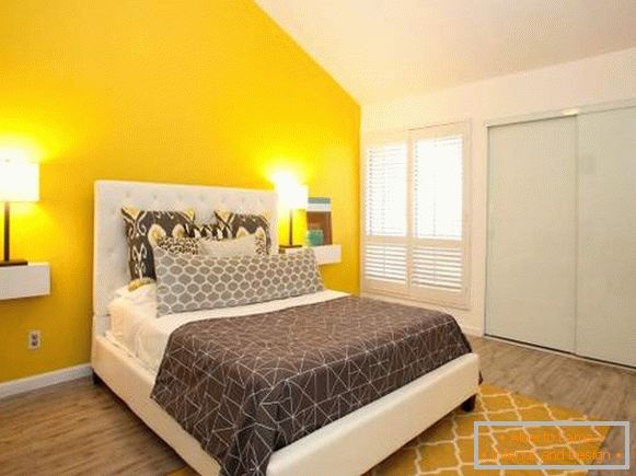 Color amarillo en el interior del dormitorio
