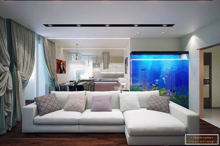 Hermoso interior de la sala de estar con un acuario